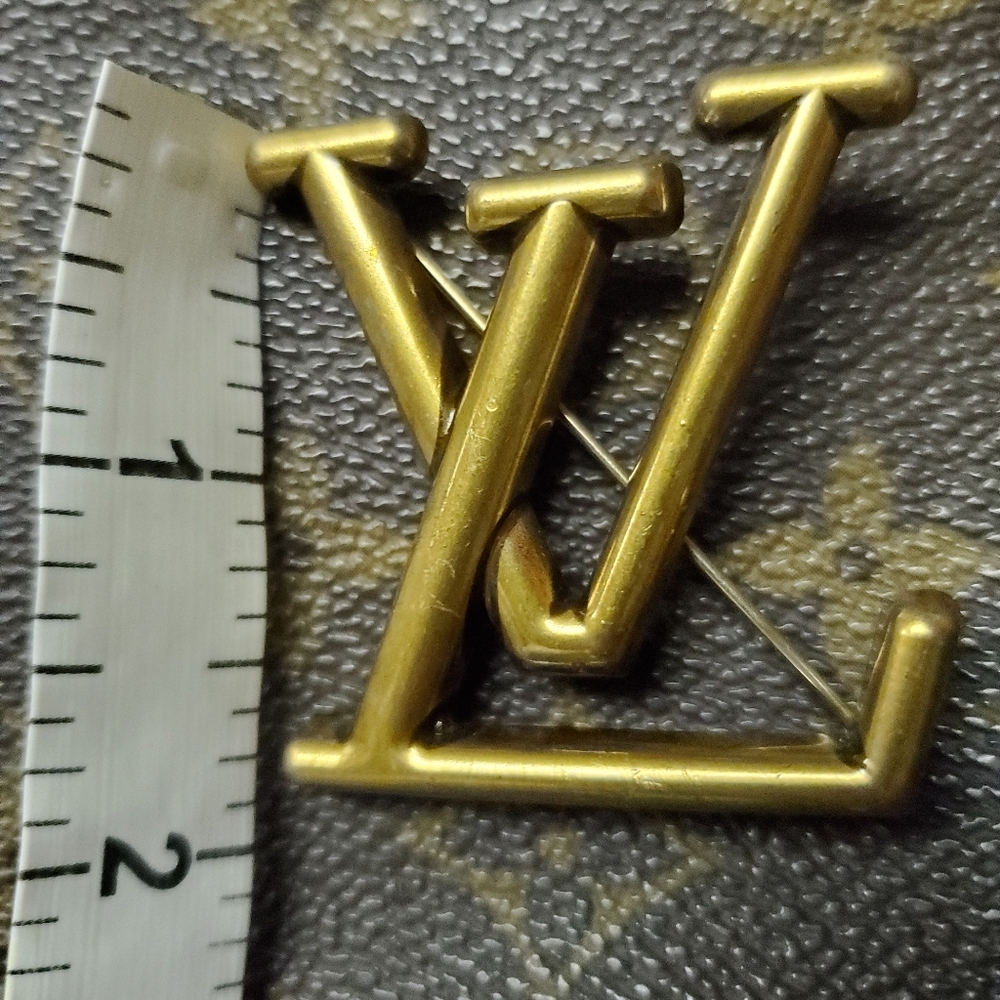 GWP LV Brooch, 2" Beautiful Gold Finish. Tarnish Free - Picture 3 of 4